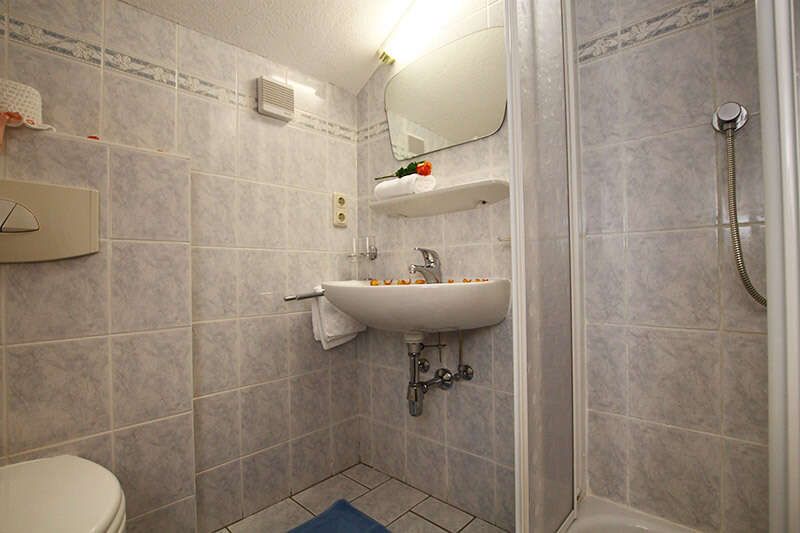 Apartment 2-3 people bathroom Haus Niederhof Kappl